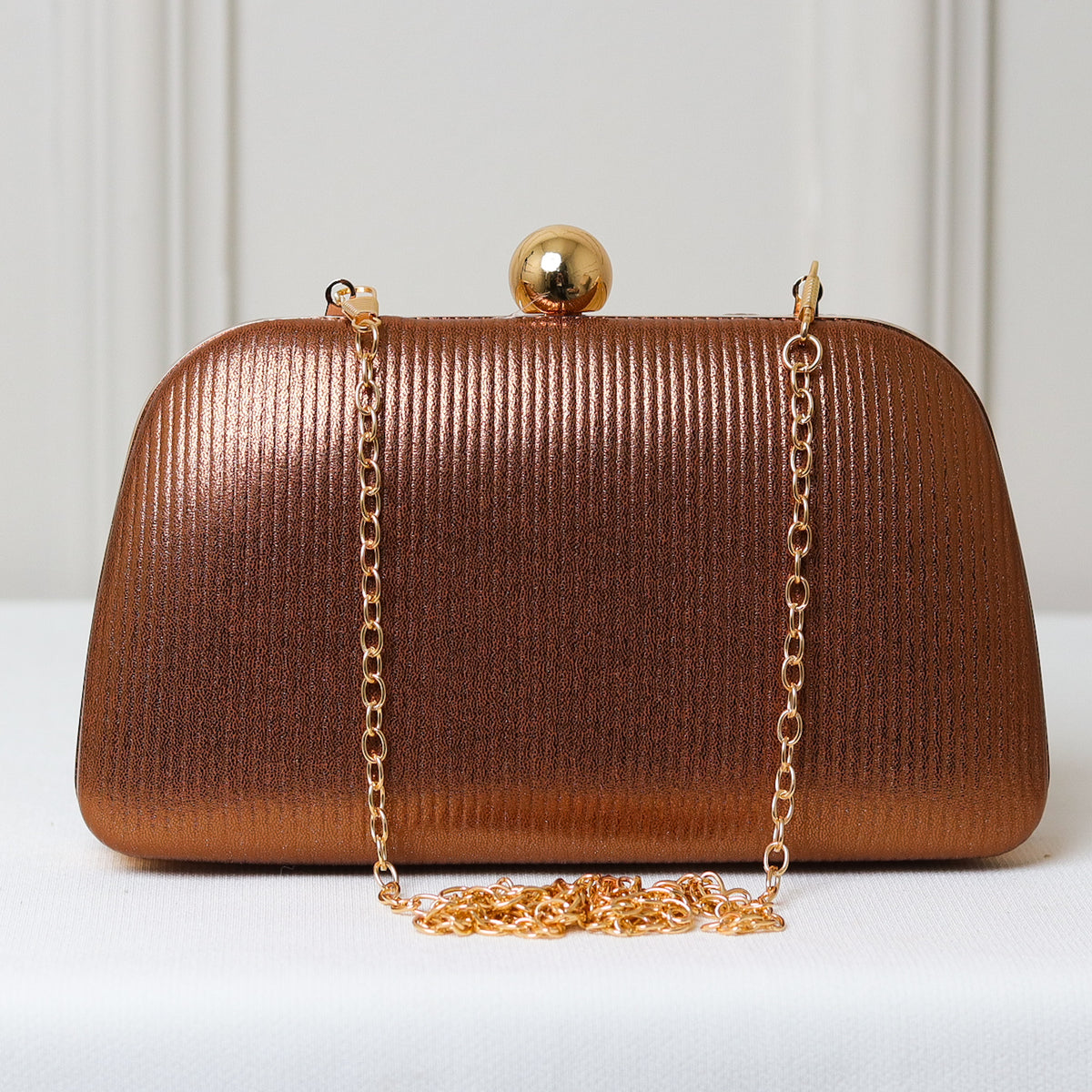 CLUTCH LISA TEXTURA FORMATO RETANGULAR PONTA ARREDONDADA
