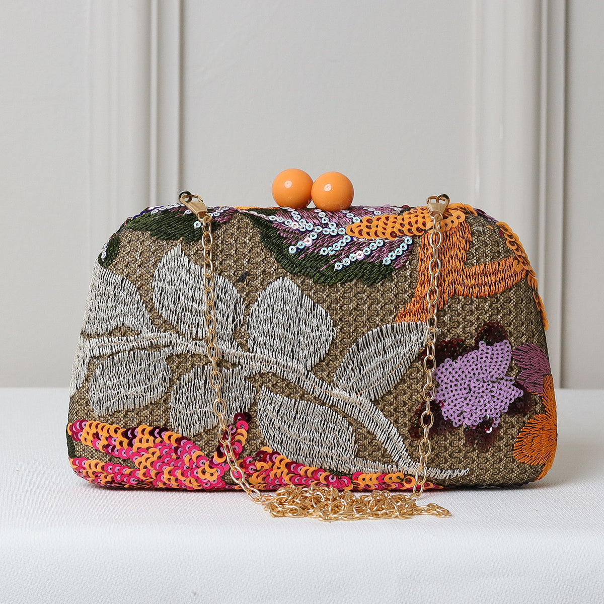 KIT FESTA: CLUTCH BORDADA LARANJA + BRINCO FESTA GOTA LARANJA