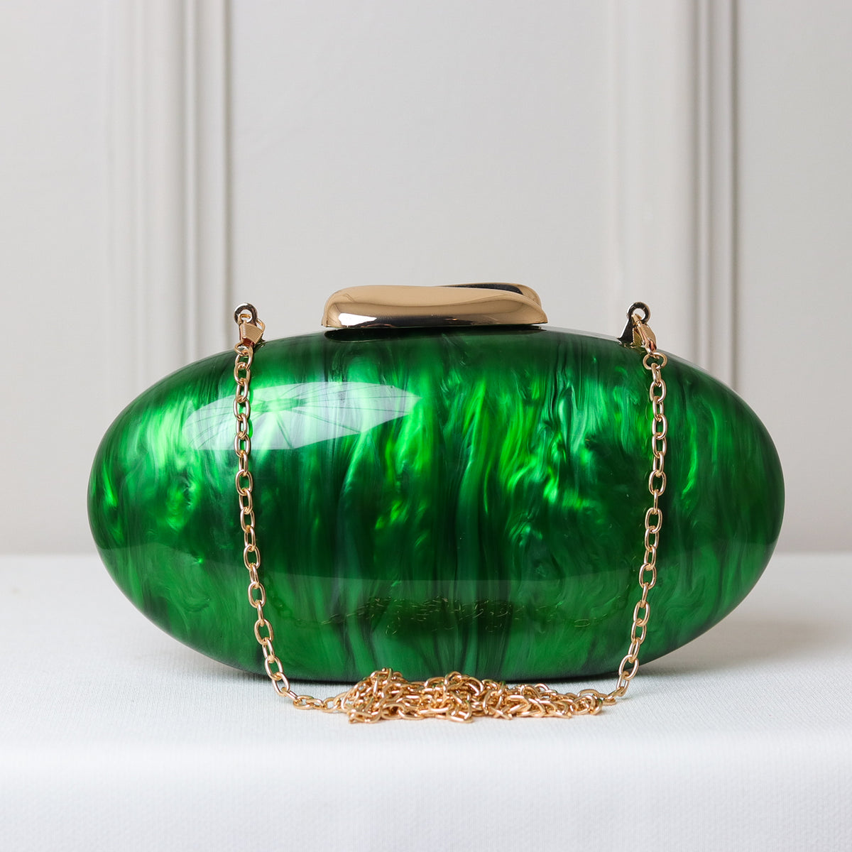 CLUTCH MADREPÉROLA OVAL ACRÍLICO IMITAÇÃO FECHO DOURADO LISO