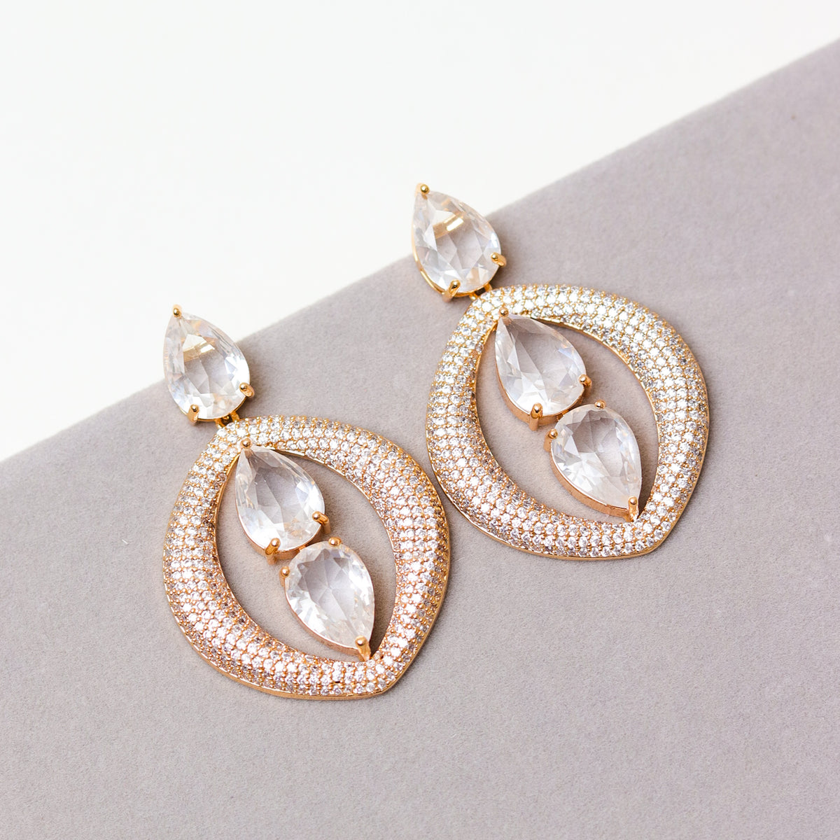 BRINCO FESTA DOURADO CRAVEJADO GOTA ZIRCÔNIA VAZADO