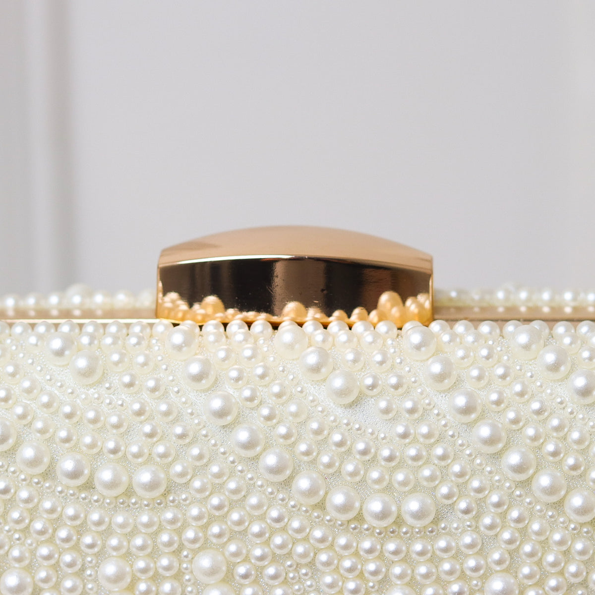 CLUTCH BRANCA PEROLAS ONDULADA RETANGULAR