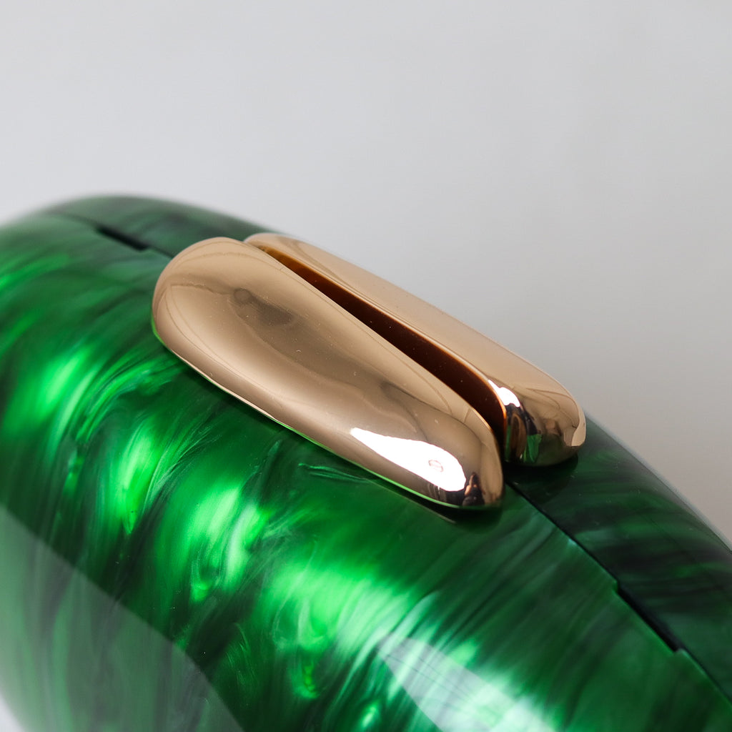 CLUTCH MADREPÉROLA OVAL ACRÍLICO IMITAÇÃO FECHO DOURADO LISO