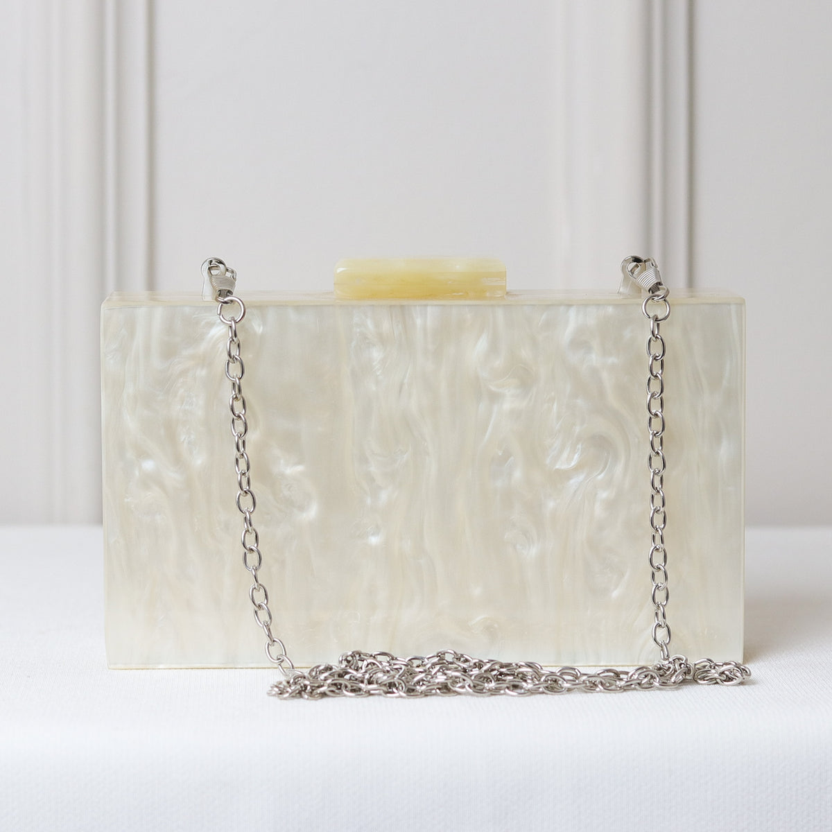 CLUTCH MADREPÉROLA RETANGULAR ACRÍLICO IMITAÇÃO FECHO RETANGULAR