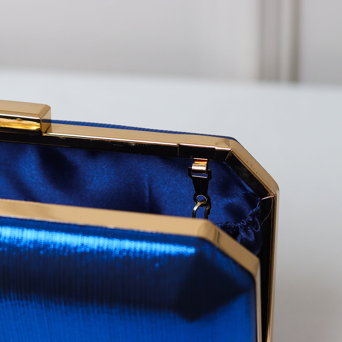 CLUTCH AZUL BRILHO LINHAS RETANGULAR FECHO RETO