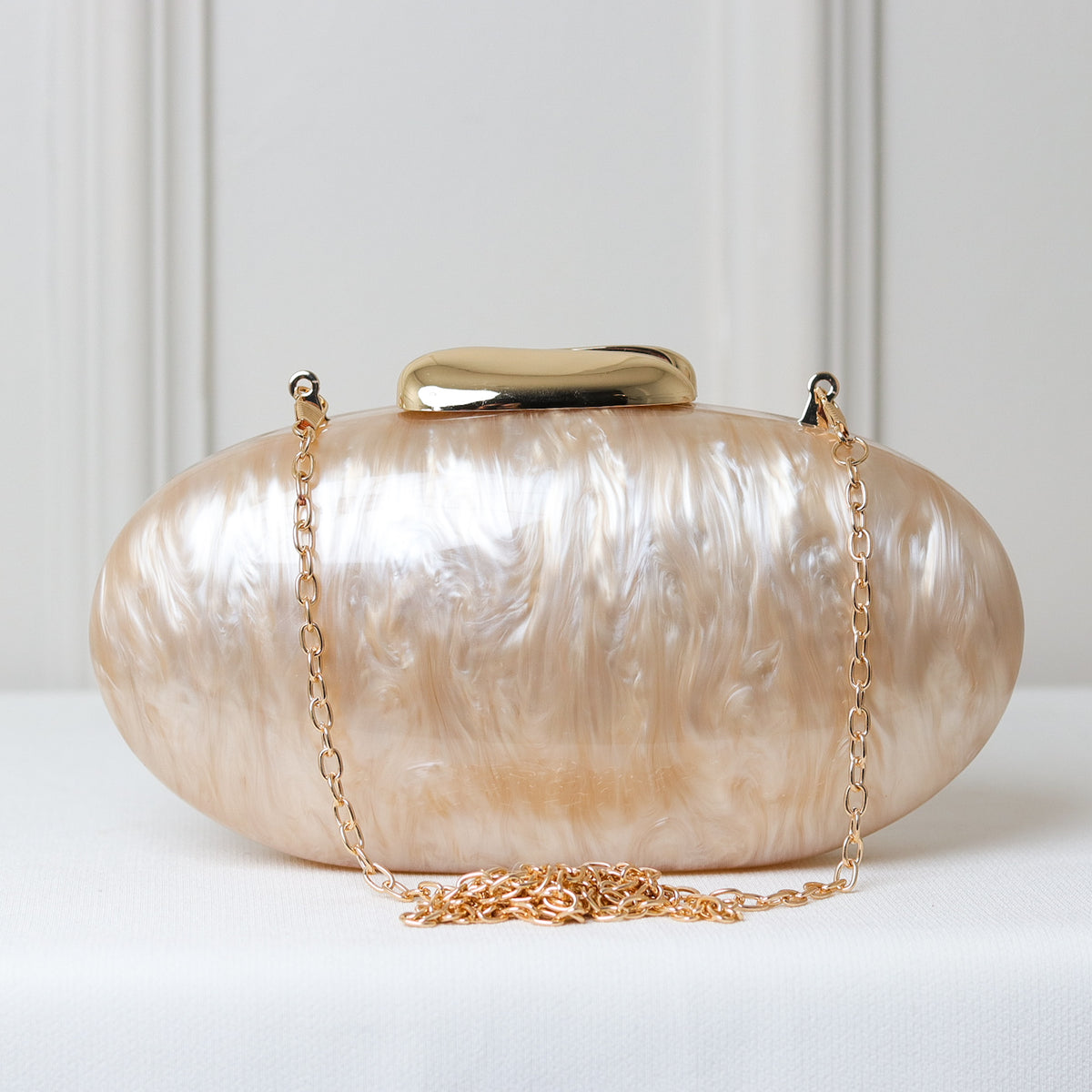 CLUTCH MADREPÉROLA OVAL ACRÍLICO IMITAÇÃO FECHO DOURADO LISO