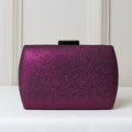 CLUTCH ROXA BRILHO TEXTURA PONTILHADA FORMATO RETANGULAR FECHO RETO