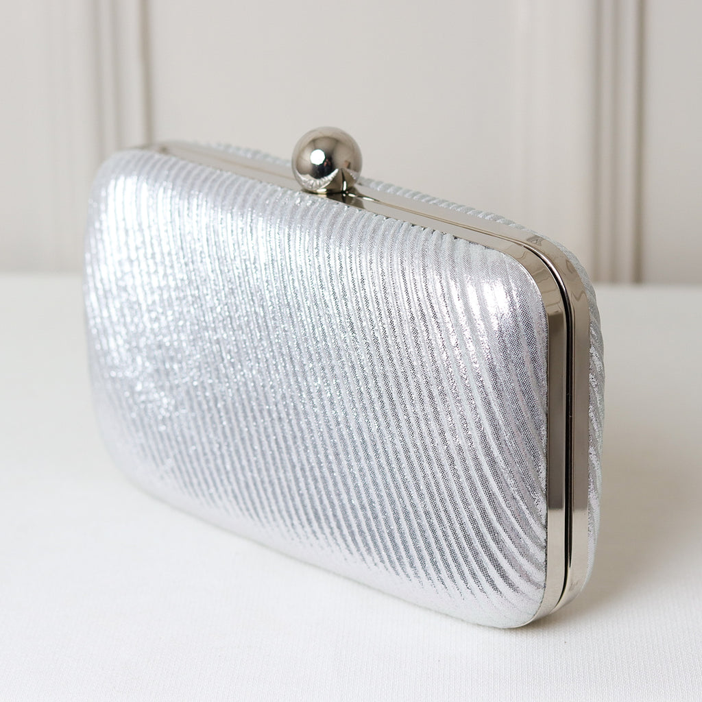 CLUTCH BRILHO TEXTURA LINHAS LADO FORMATO RETANGULAR FECHO ESFERA