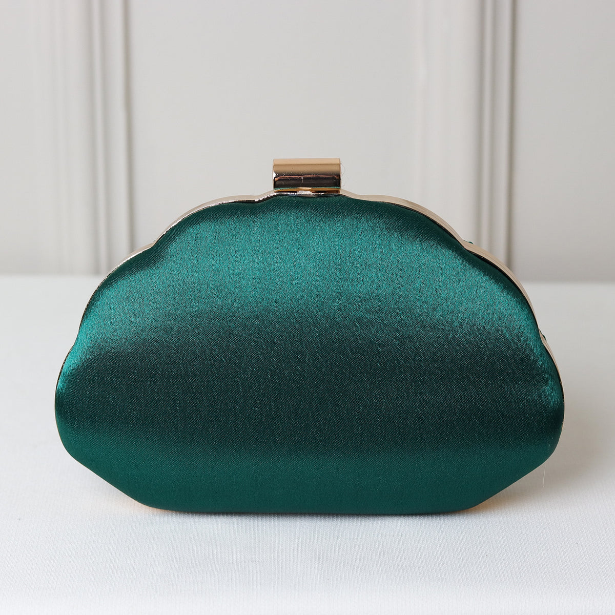 CLUTCH TECIDO CETIM PLISSADO FORMATO CONCHA