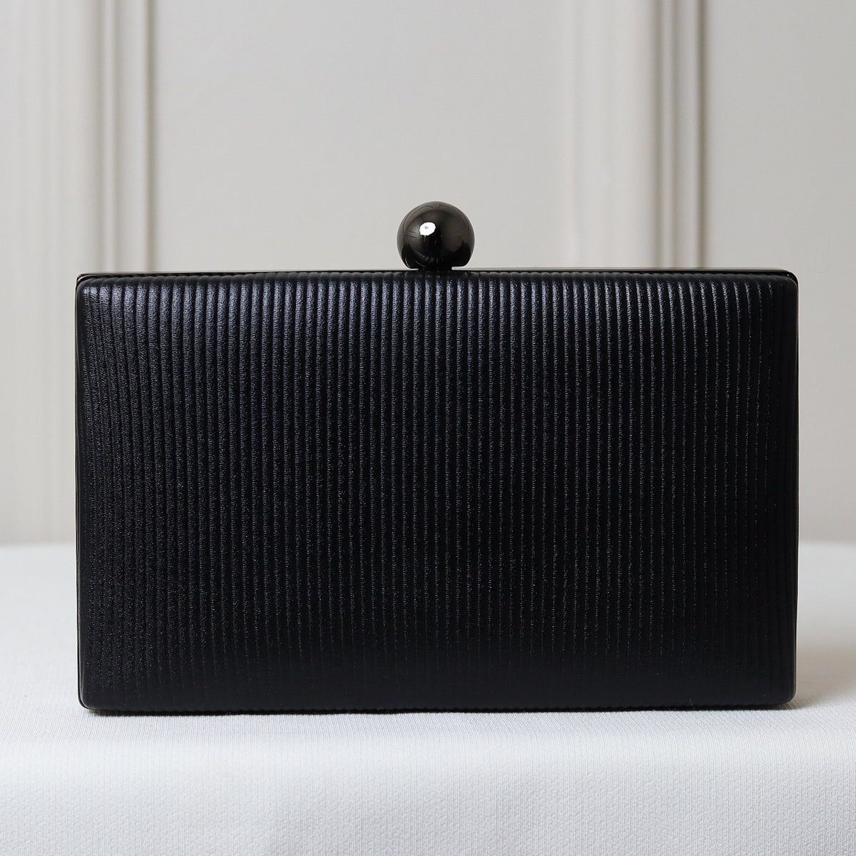 CLUTCH LISA TEXTURA LINHAS FORMATO RETANGULAR FECHO ESFERA