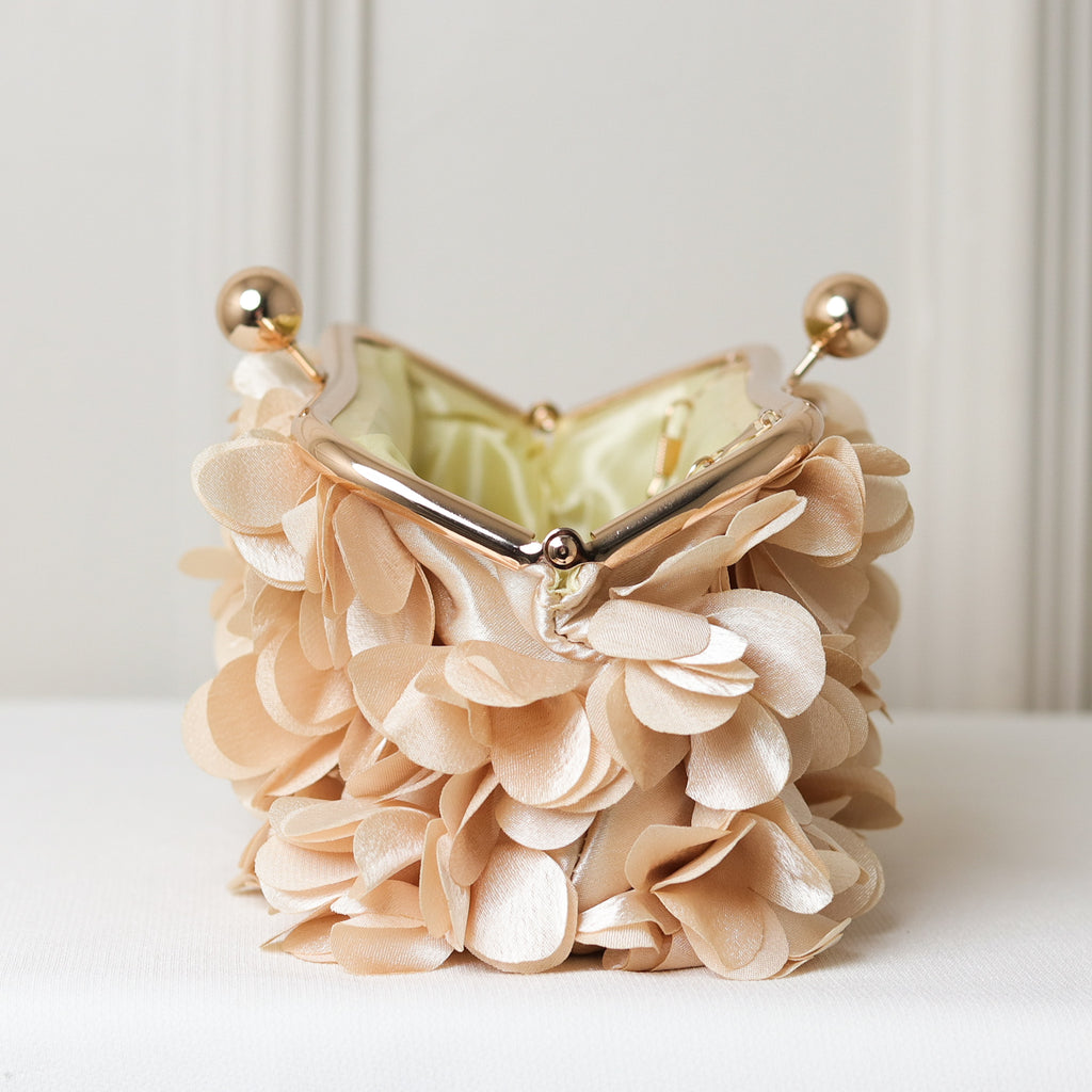 KIT FESTA: CLUTCH PÉTALA NUDE + BRINCO FESTA DOURADO