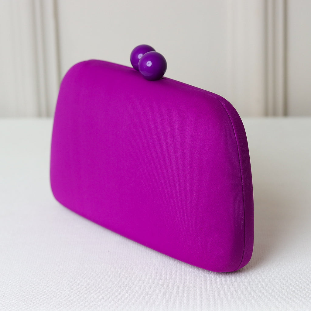 CLUTCH ROXA LISA TECIDO FORMATO PONTA FECHO ESFERA DUPLA