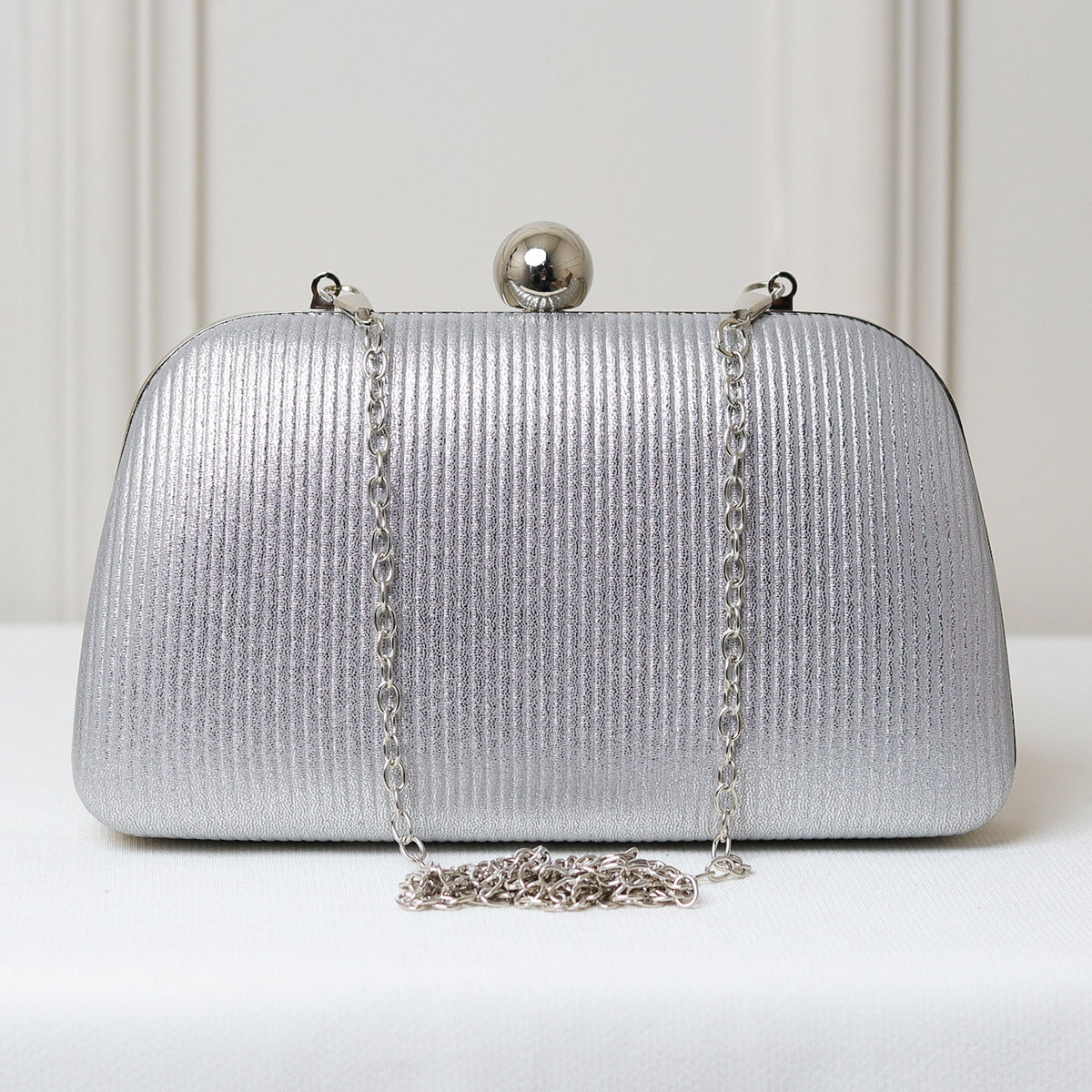 CLUTCH LISA TEXTURA FORMATO RETANGULAR PONTA ARREDONDADA