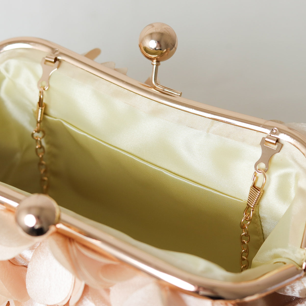 KIT FESTA: CLUTCH PÉTALA NUDE + BRINCO FESTA DOURADO