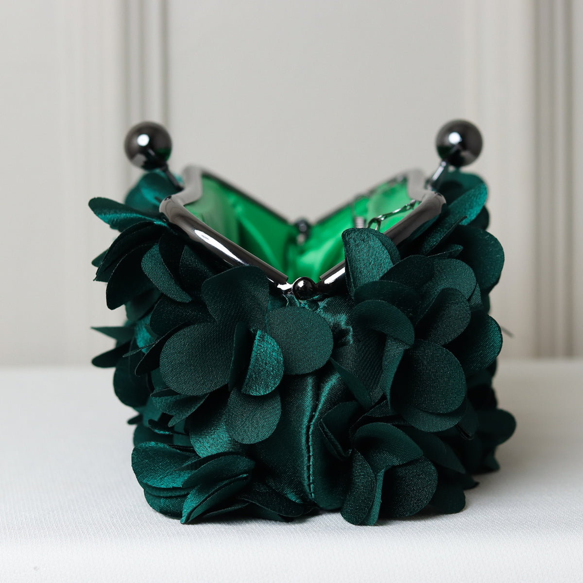 KIT FESTA: CLUTCH PÉTALA VERDE + BRINCO FESTA GOTA VERDE
