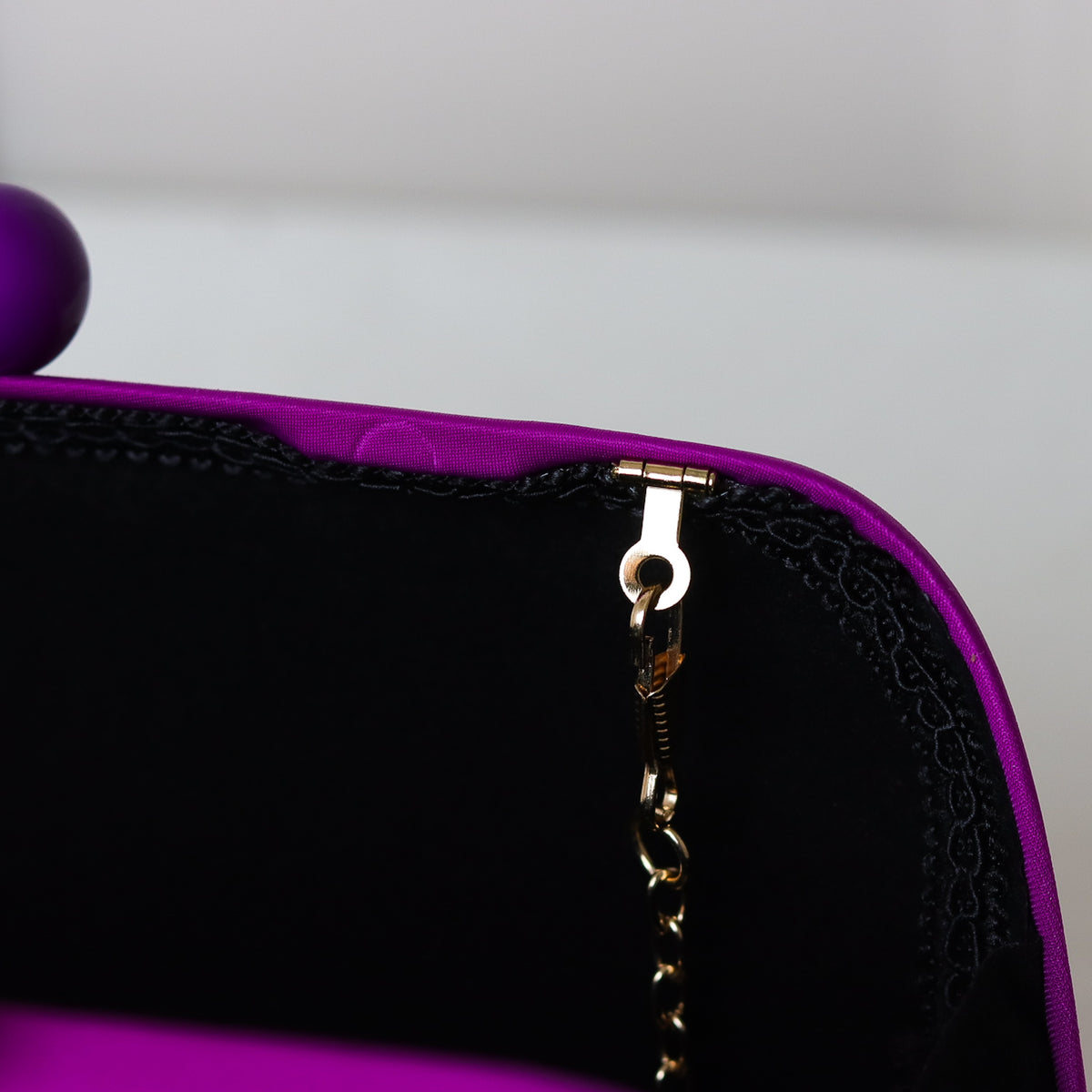 CLUTCH ROXA LISA TECIDO FORMATO PONTA FECHO ESFERA DUPLA