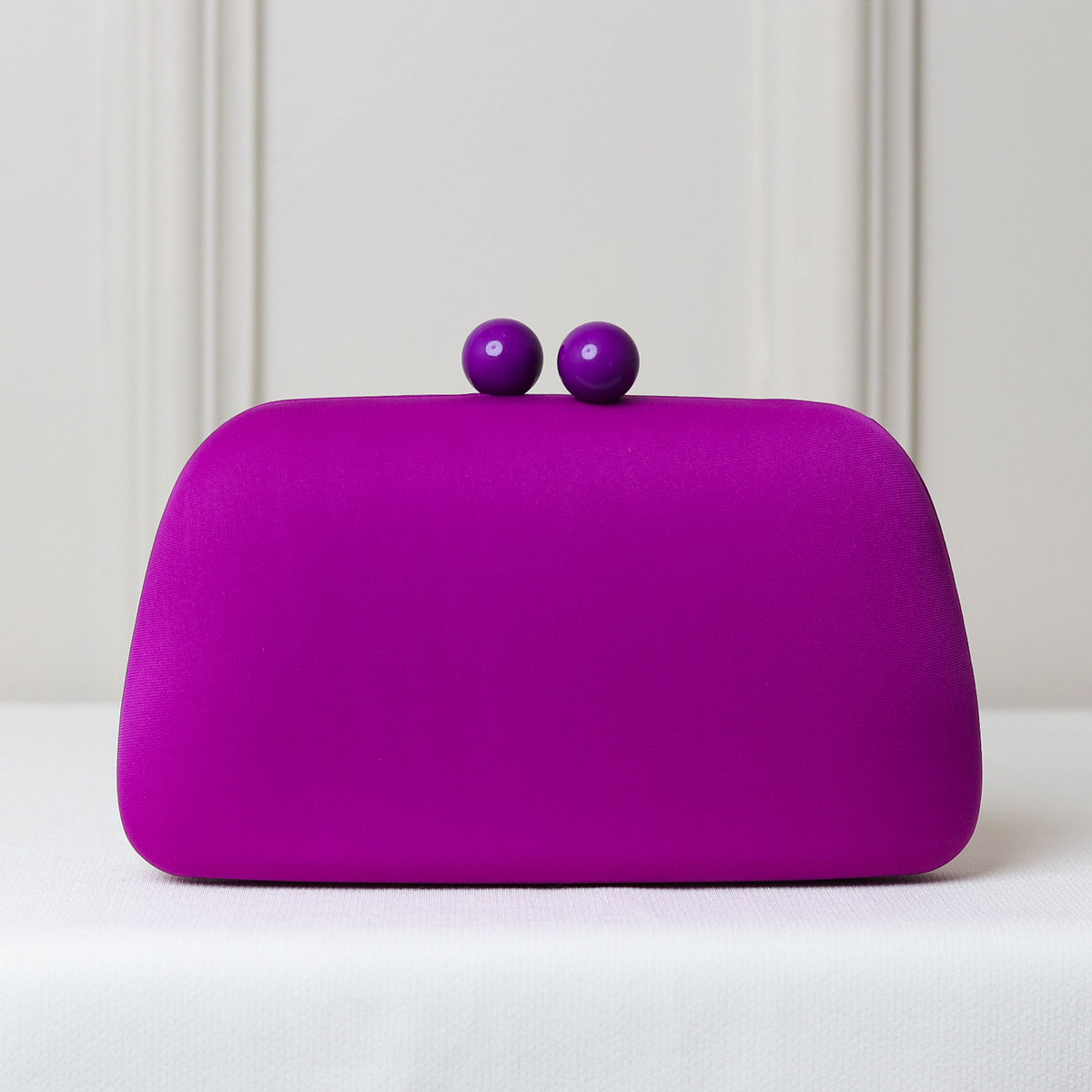 CLUTCH ROXA LISA TECIDO FORMATO PONTA FECHO ESFERA DUPLA
