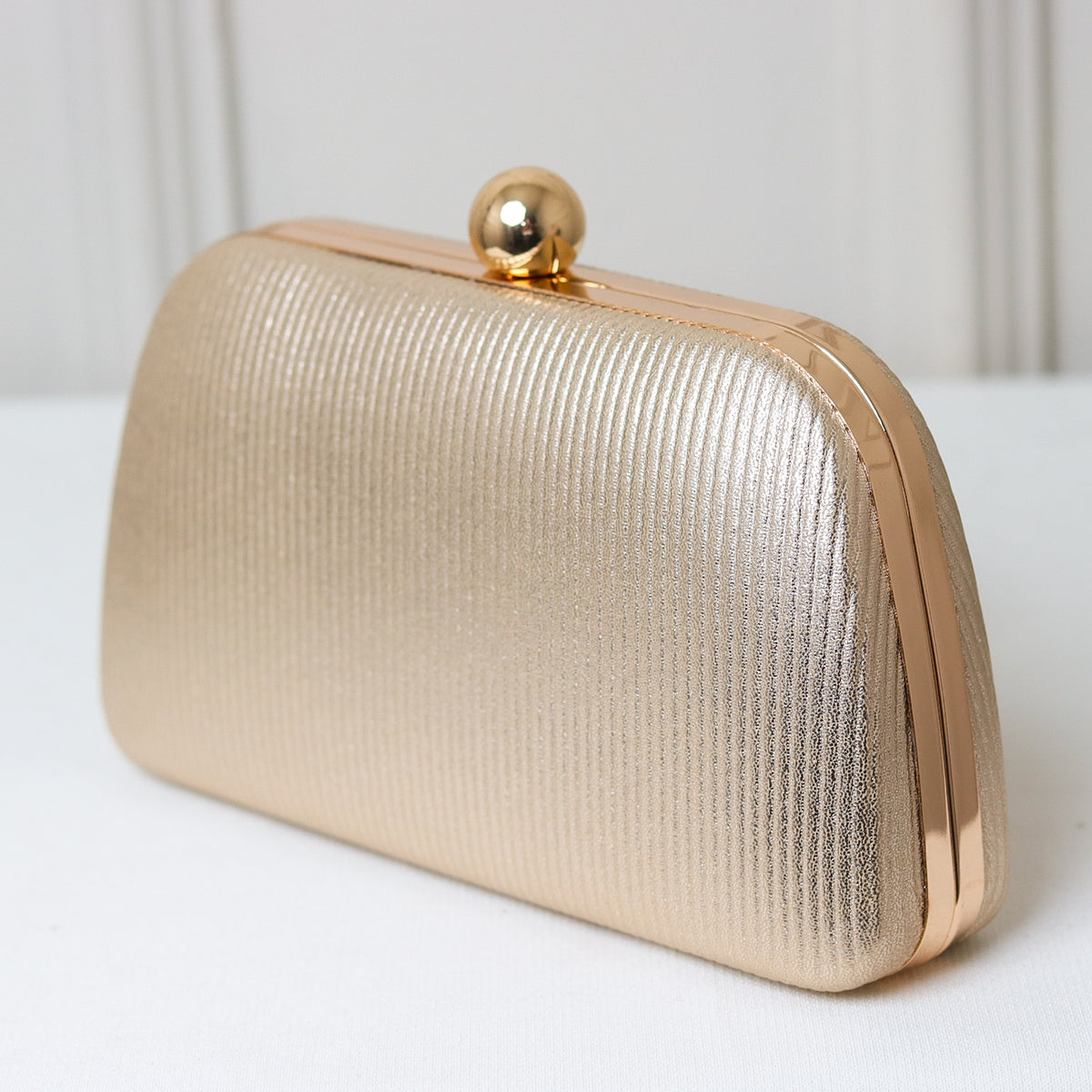 CLUTCH LISA TEXTURA FORMATO RETANGULAR PONTA ARREDONDADA