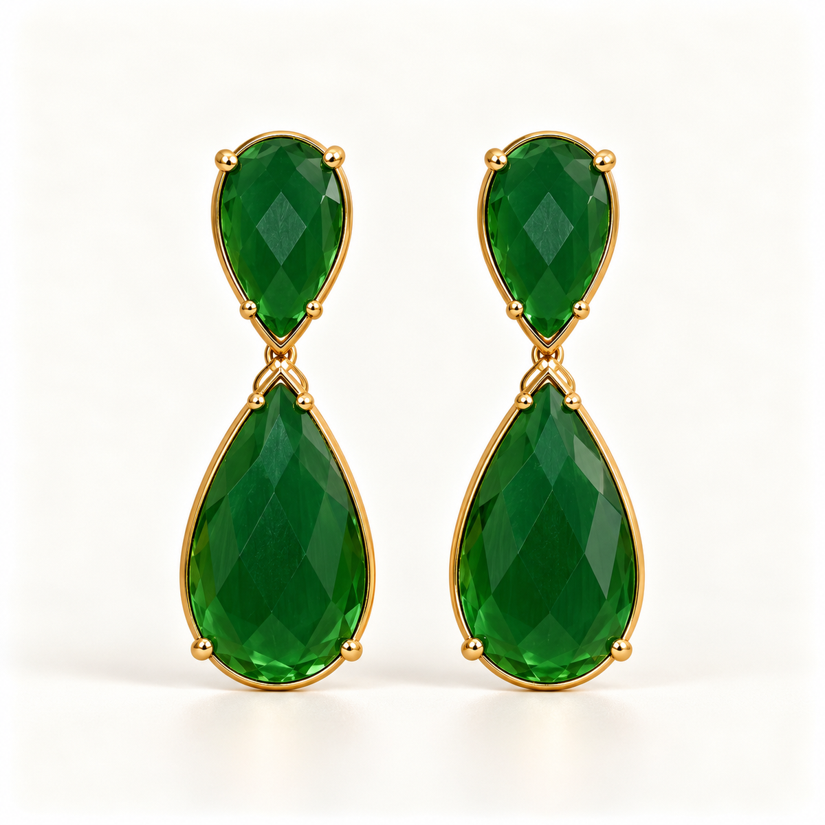 BRINCO FESTA VERDE CRISTAL FORMATO GOTA LISO LADO