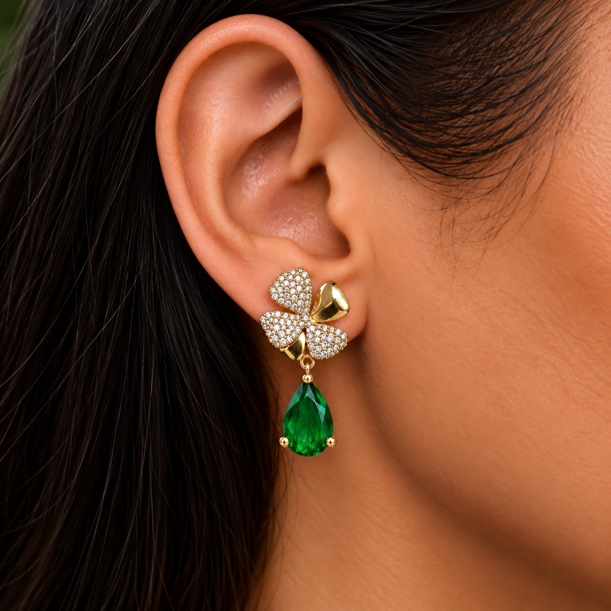 BRINCO FESTA VERDE CRAVEJADO ZIRCÔNIA GOTA BASE FLOR