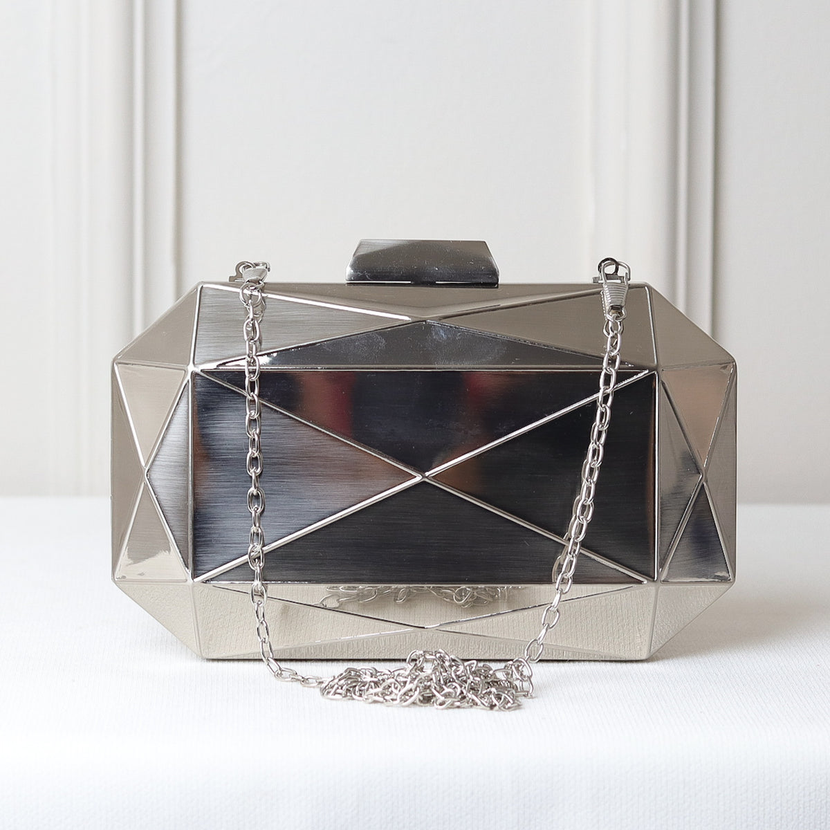 CLUTCH METALIZADA PONTA DETALHE GEOMÉTRICA RETANGULAR