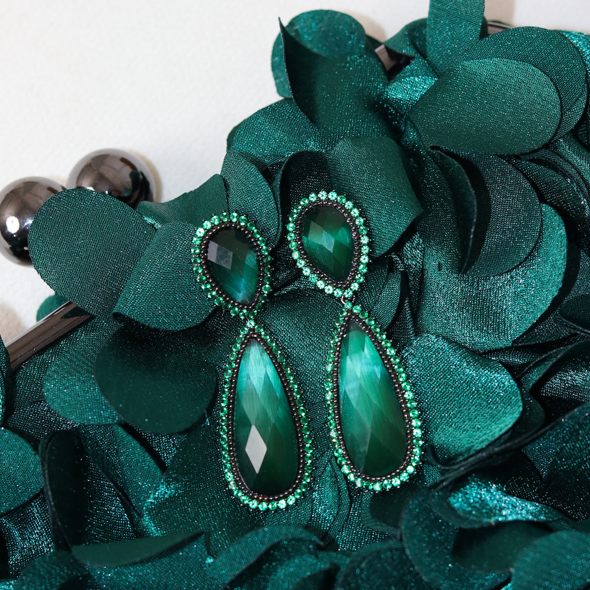 KIT FESTA: CLUTCH PÉTALA VERDE + BRINCO FESTA GOTA VERDE