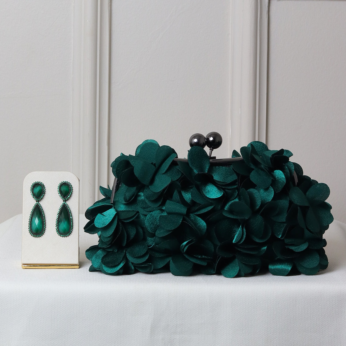 KIT FESTA: CLUTCH PÉTALA VERDE + BRINCO FESTA GOTA VERDE