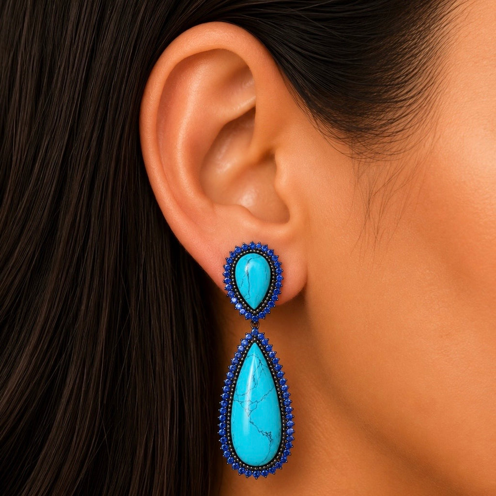 BRINCO FESTA AZUL CRISTAL LUXO FORMATO GOTA CRAVEJADO LADO AZUL ESCURO RÓDIO NEGRO