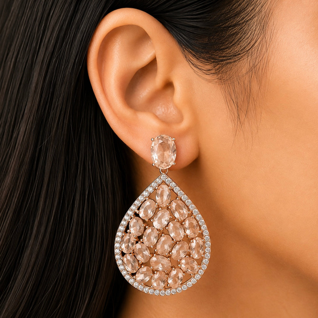 BRINCO FESTA ROSÉ FORMATO GOTA ZIRCONIAS OVAL VAZADO MINE CRAVEJADO LADO