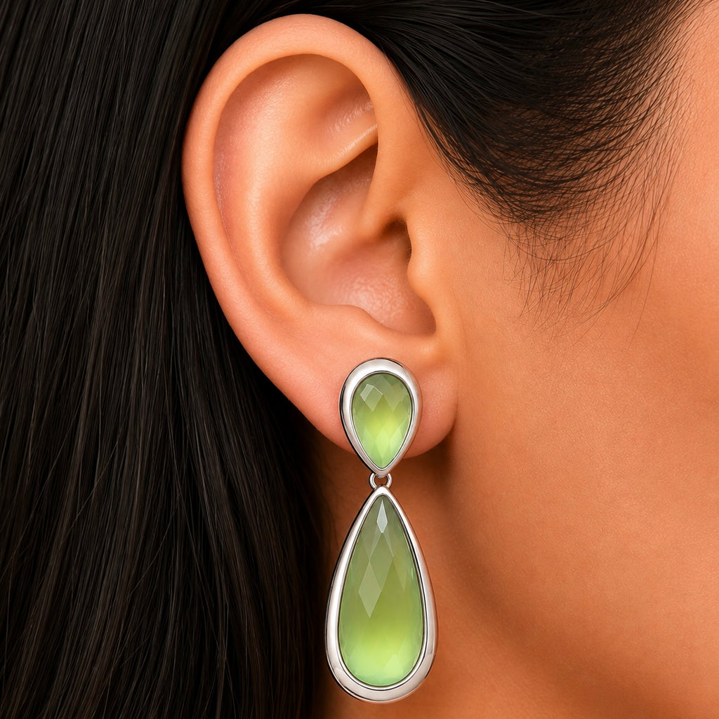 BRINCO FESTA VERDE CLARO CRISTAL FORMATO GOTA LADO LISO PRATA