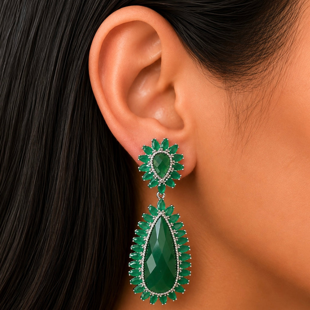 BRINCO FESTA VERDE CRISTAL LUXO CRAVEJADO LADO FORMATO GOTA