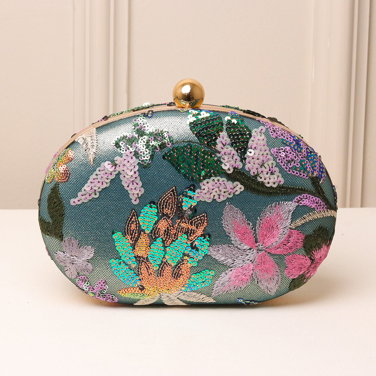 CLUTCH  BORDADA FLORES  FORMATO OVAL DETALHE METALIZADO