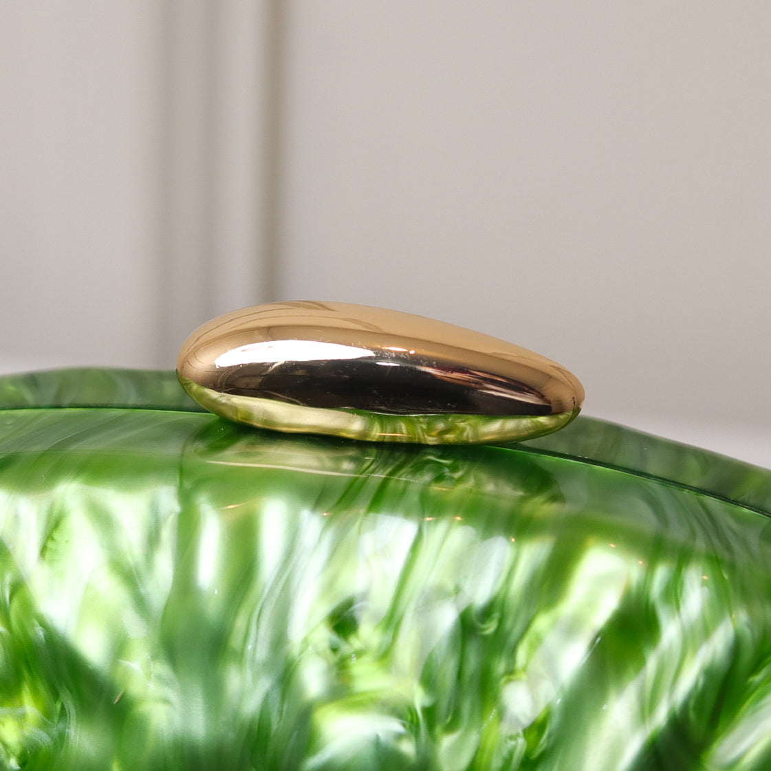 CLUTCH OVAL ACRÍLICO MADREPEROLA FECHO DOURADO