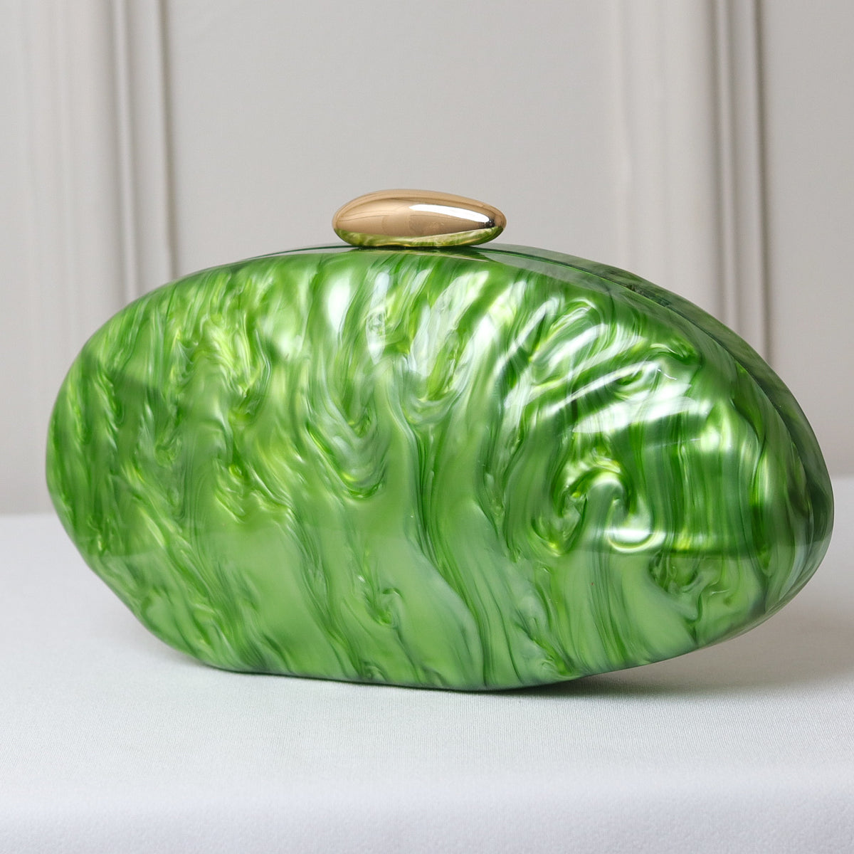 CLUTCH OVAL ACRÍLICO MADREPEROLA FECHO DOURADO