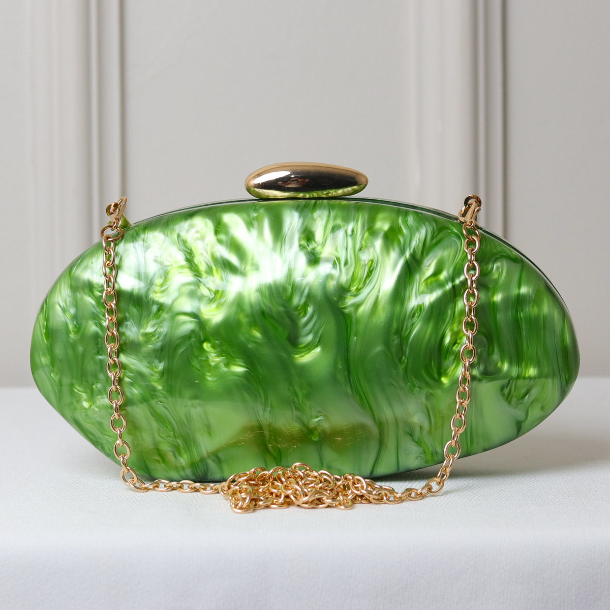 CLUTCH OVAL ACRÍLICO MADREPEROLA FECHO DOURADO