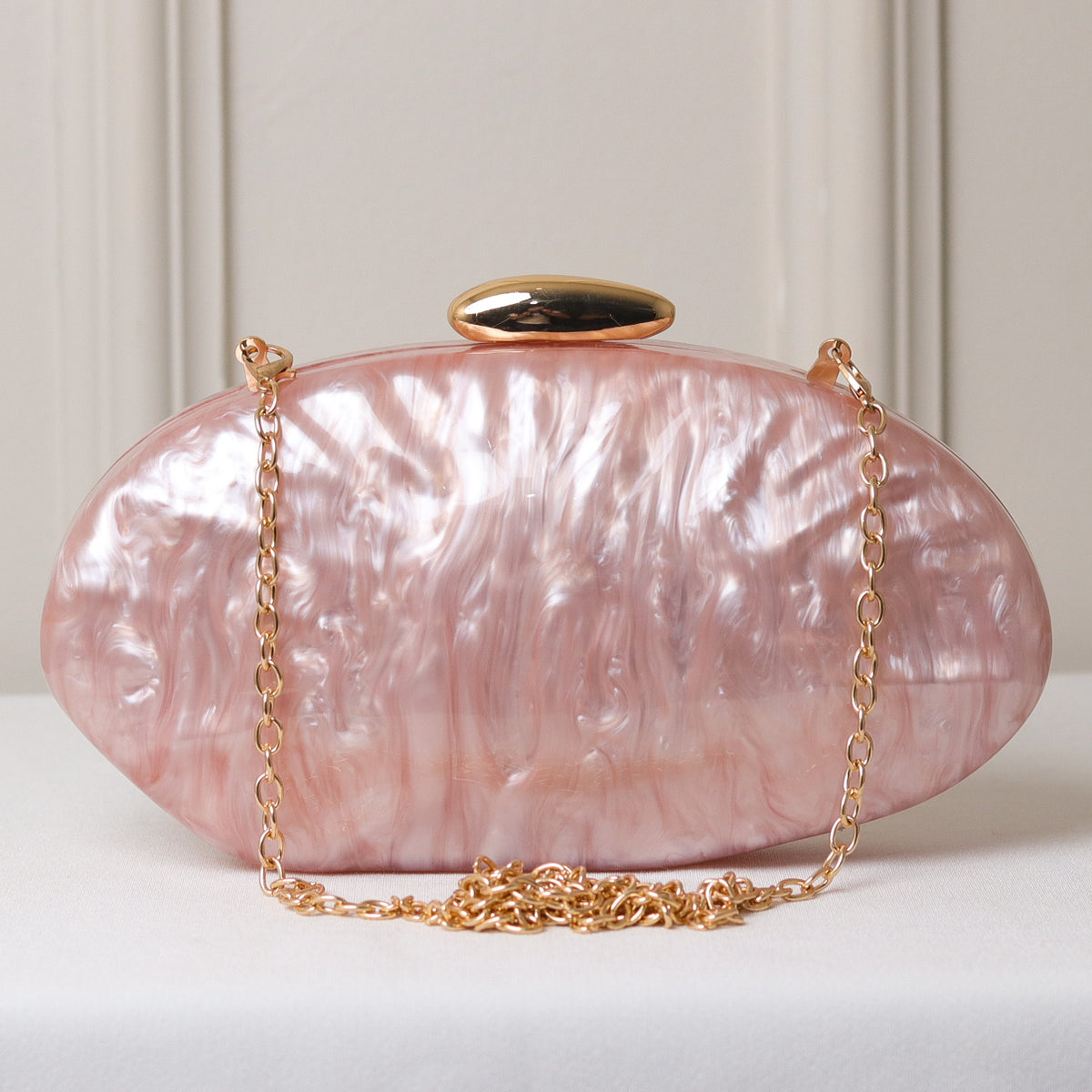 CLUTCH OVAL ACRÍLICO MADREPEROLA FECHO DOURADO