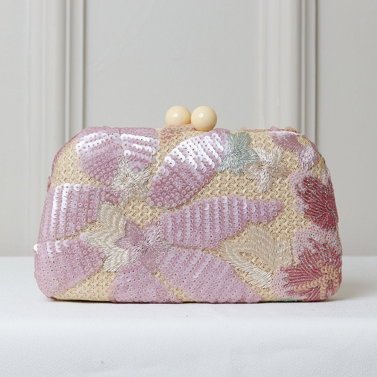 CLUTCH BORDADA FLORES FORMATO RETANGULAR CURVO FECHO ESFERA DUPLA