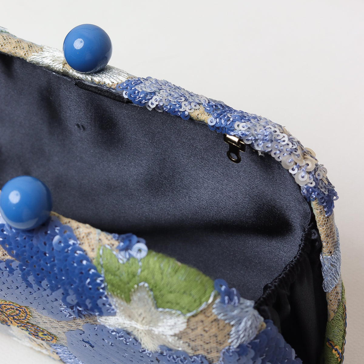 CLUTCH BORDADA FLORES FORMATO RETANGULAR CURVO FECHO ESFERA DUPLA