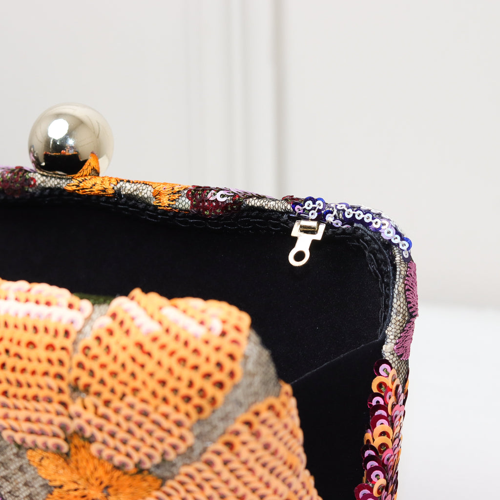 CLUTCH BORDADA FLORES FORMATO RETANGULAR FECHO ESFERA DUPLA BICOLOR
