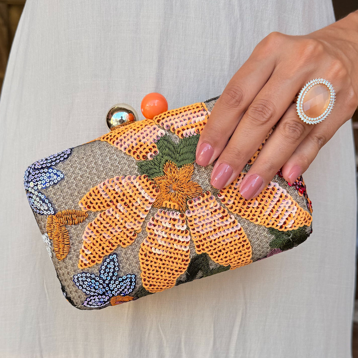 CLUTCH BORDADA FLORES FORMATO RETANGULAR FECHO ESFERA DUPLA BICOLOR