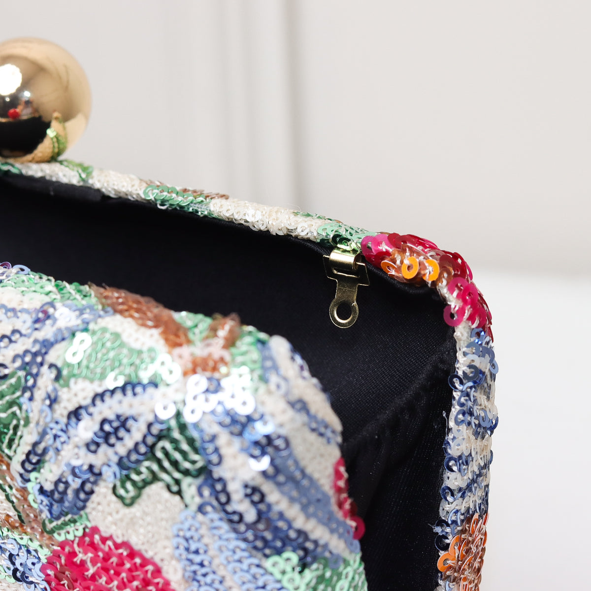 CLUTCH BORDADA FLORES FORMATO RETANGULAR FECHO ESFERA DUPLA BICOLOR