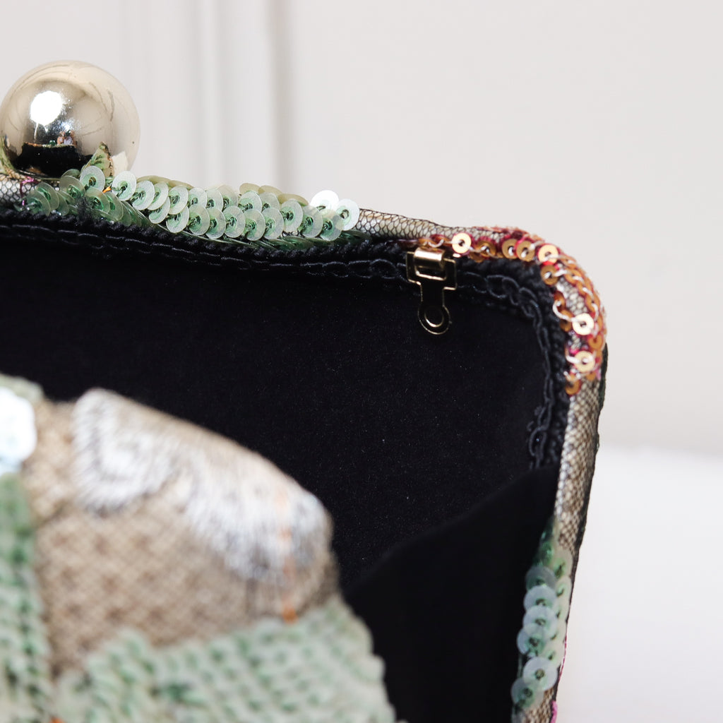 CLUTCH BORDADA FLORES FORMATO RETANGULAR FECHO ESFERA DUPLA BICOLOR