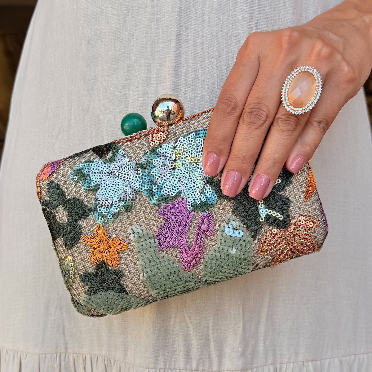 CLUTCH BORDADA FLORES FORMATO RETANGULAR FECHO ESFERA DUPLA BICOLOR