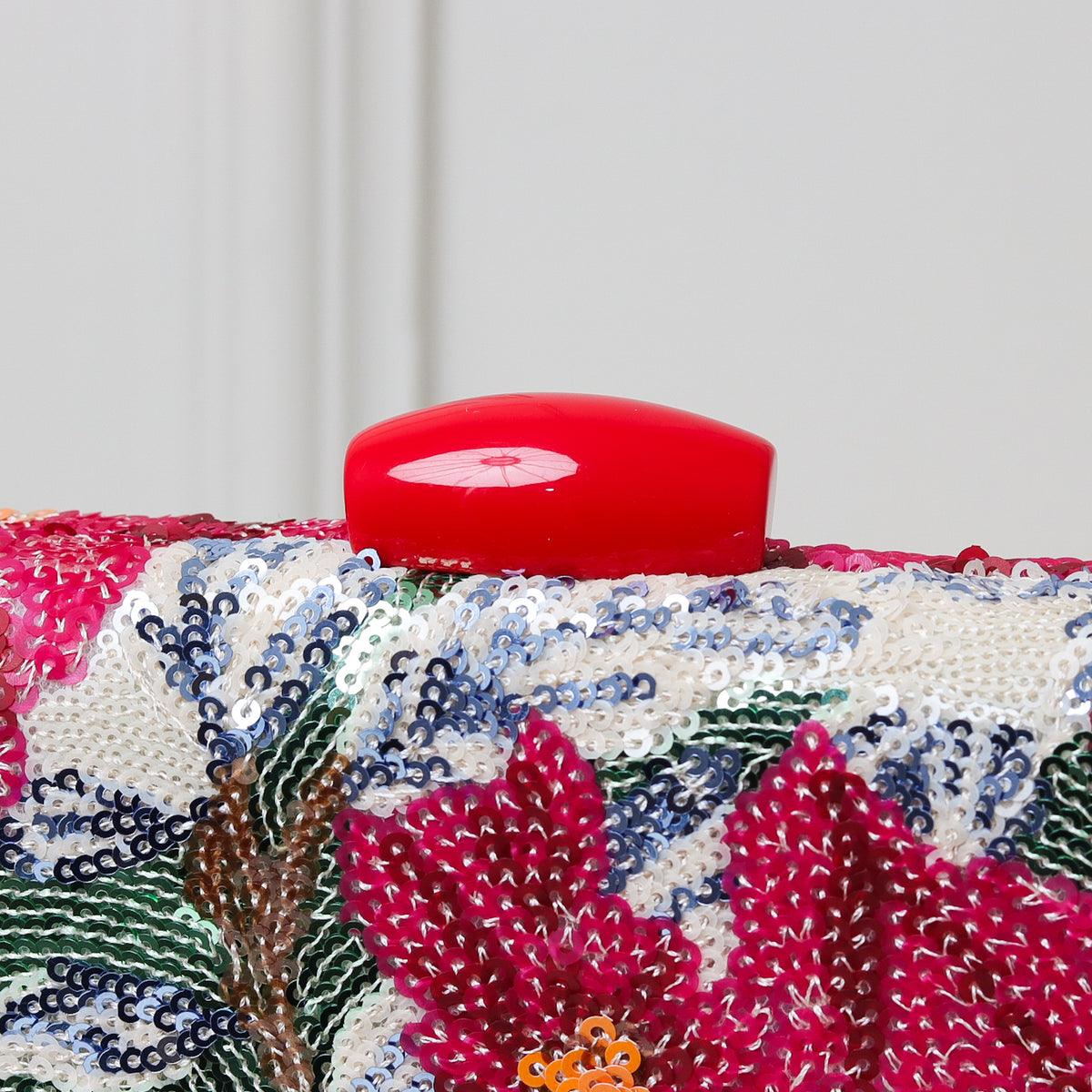 CLUTCH BORDADA FLORES FORMATO RETANGULAR FECHO OVAL