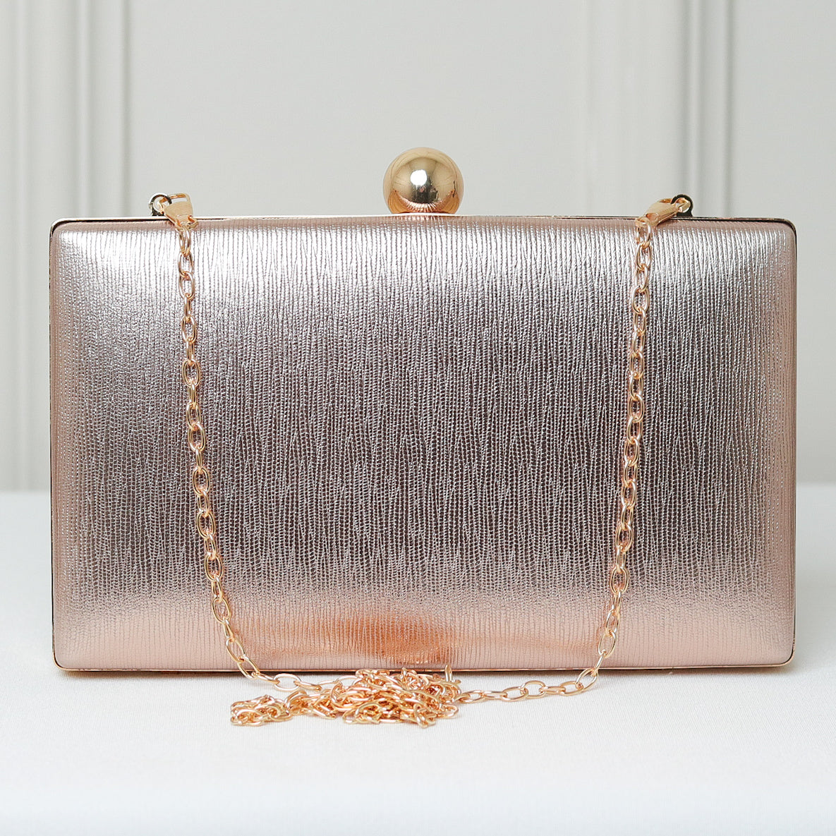 CLUTCH TEXTURA LINHAS FORMATO RETANGULAR FECHO ESFERA