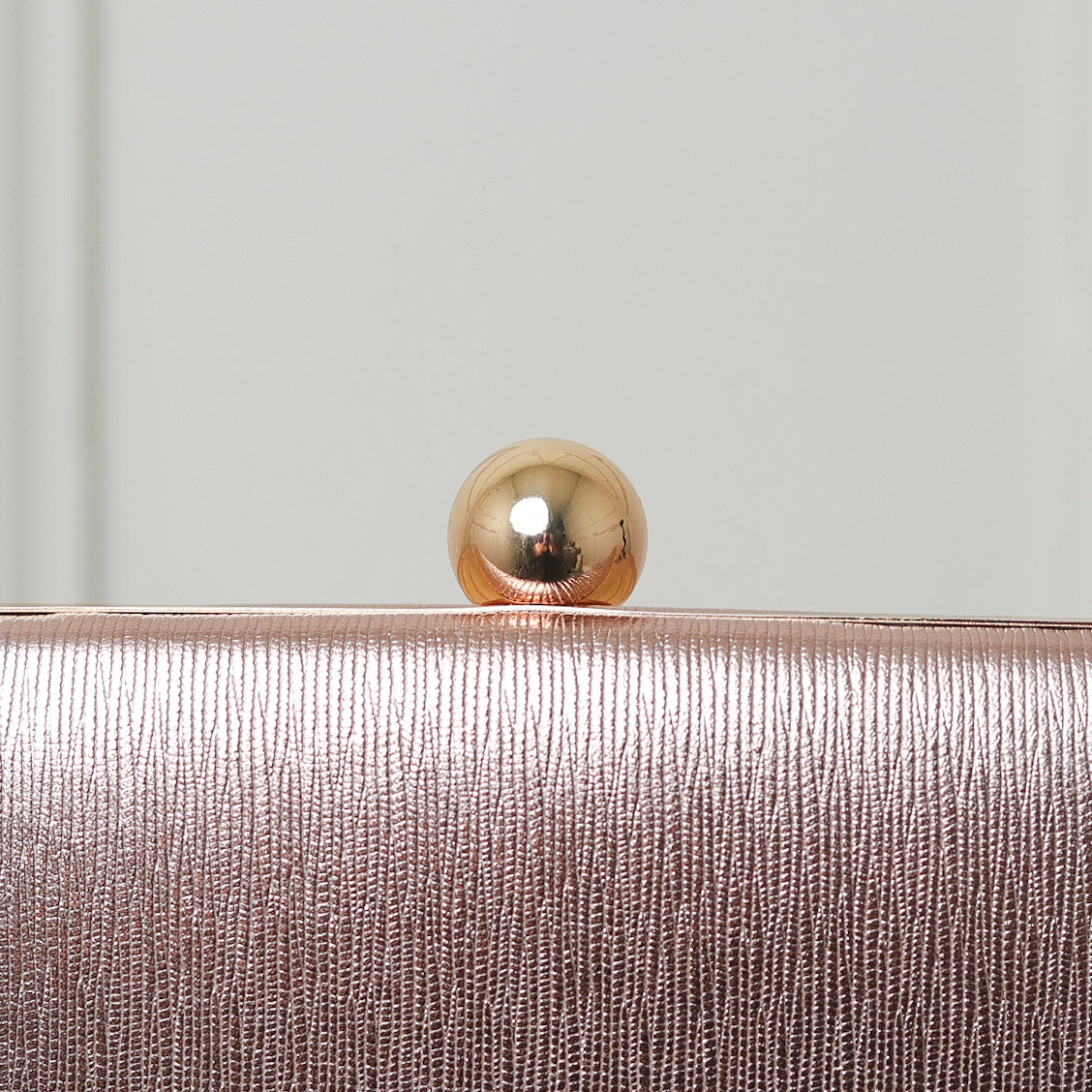 CLUTCH TEXTURA LINHAS FORMATO RETANGULAR FECHO ESFERA