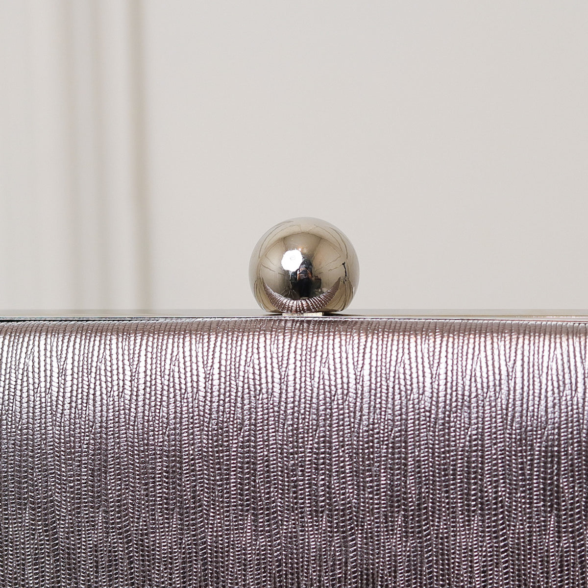 CLUTCH TEXTURA LINHAS FORMATO RETANGULAR FECHO ESFERA