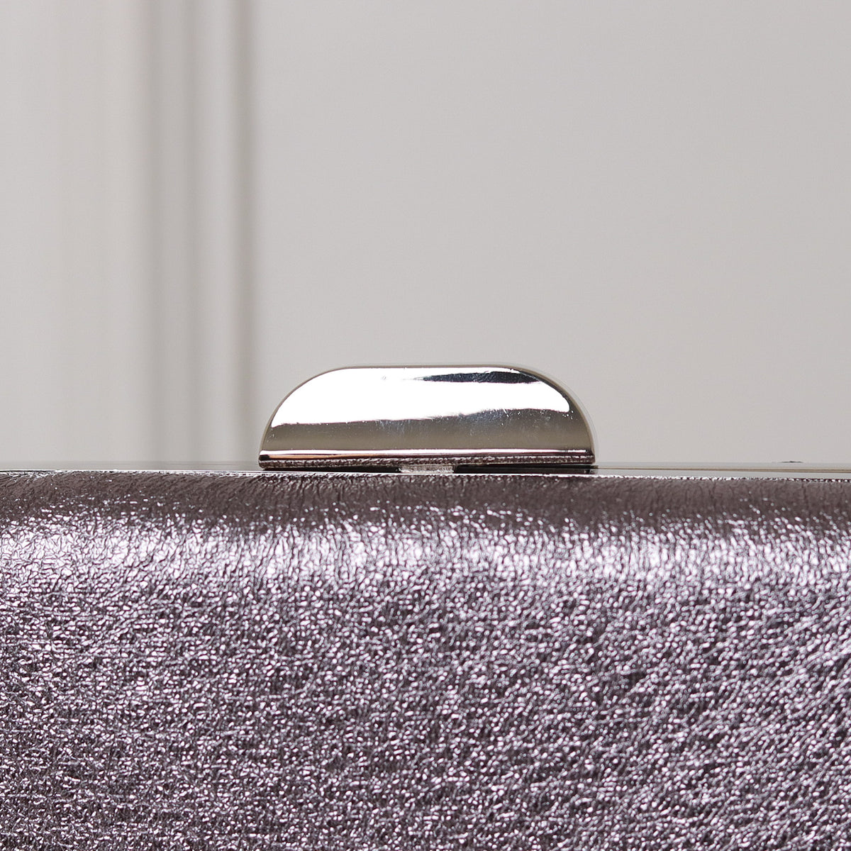 CLUTCH TEXTURA BRILHO CRAQUELADA FORMATO RETANGULAR FECHO RETO