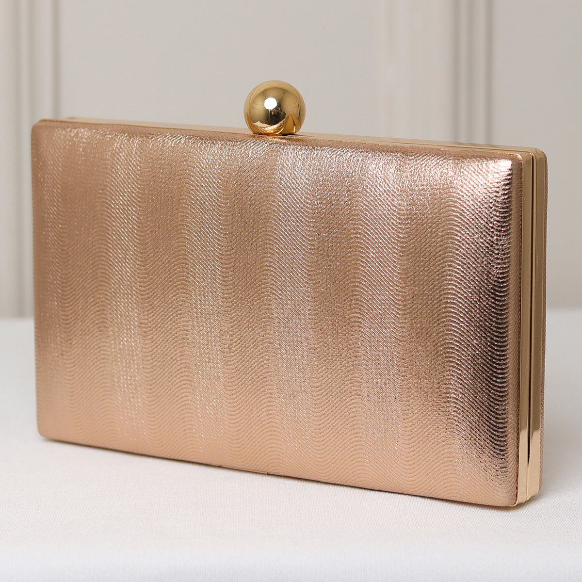 CLUTCH TEXTURA LINHAS FORMATO RETANGULAR FECHO ESFERA