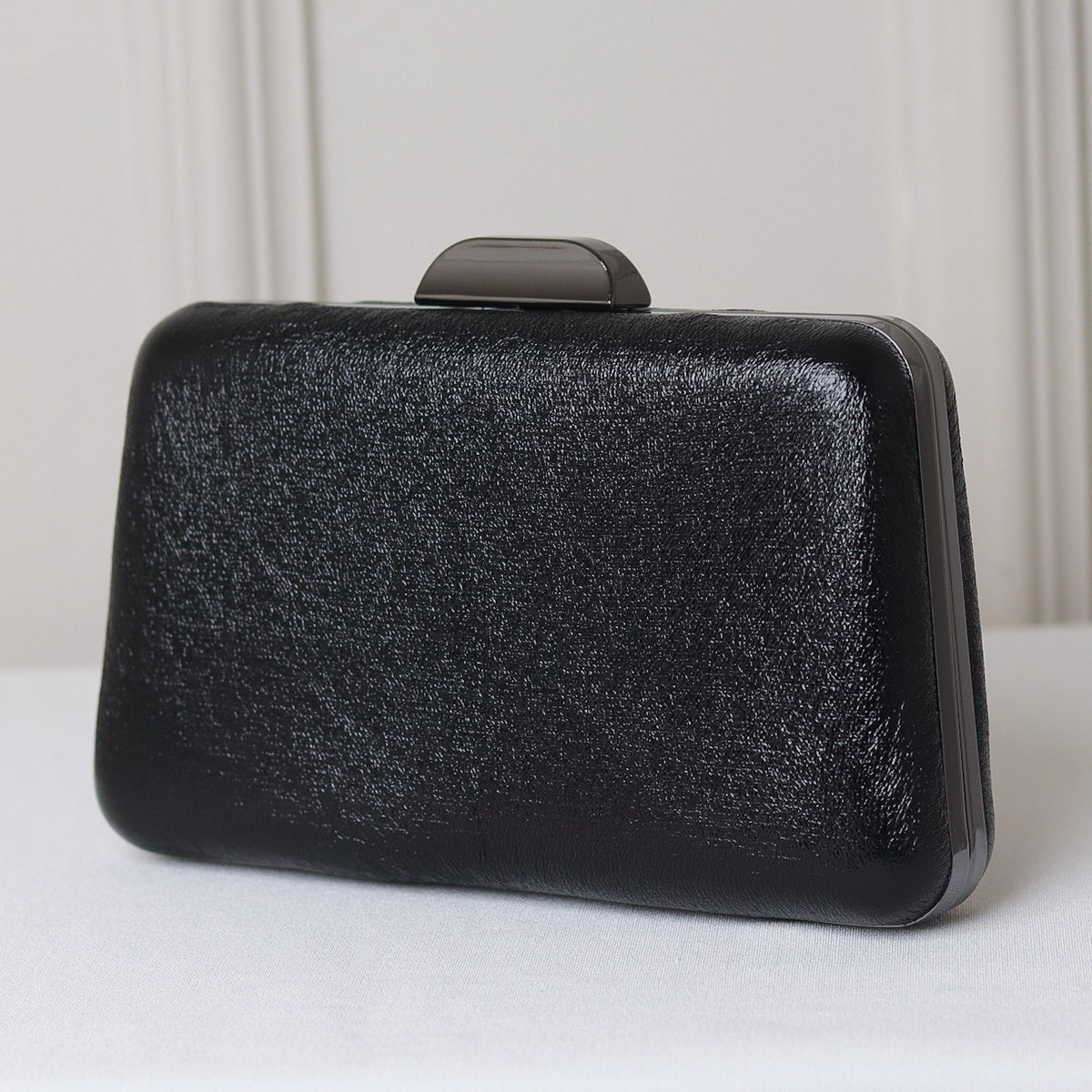 CLUTCH TEXTURA BRILHO CRAQUELADA FORMATO RETANGULAR FECHO RETO