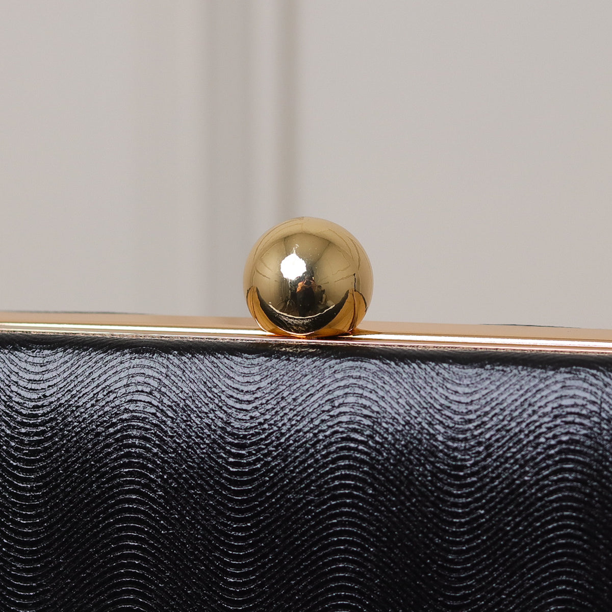 CLUTCH TEXTURA LINHAS FORMATO RETANGULAR FECHO ESFERA